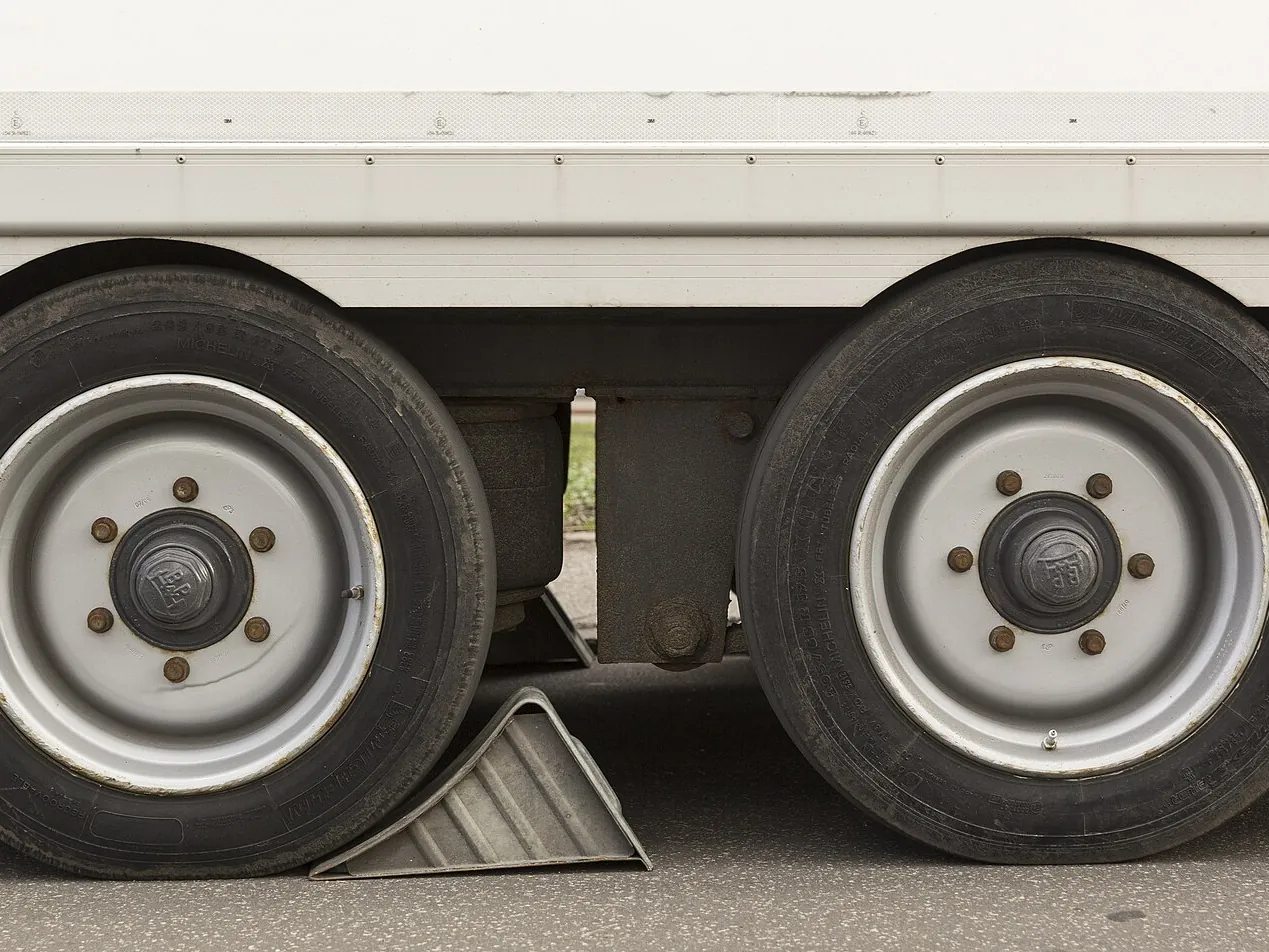 Rubber wheel chocks, pair