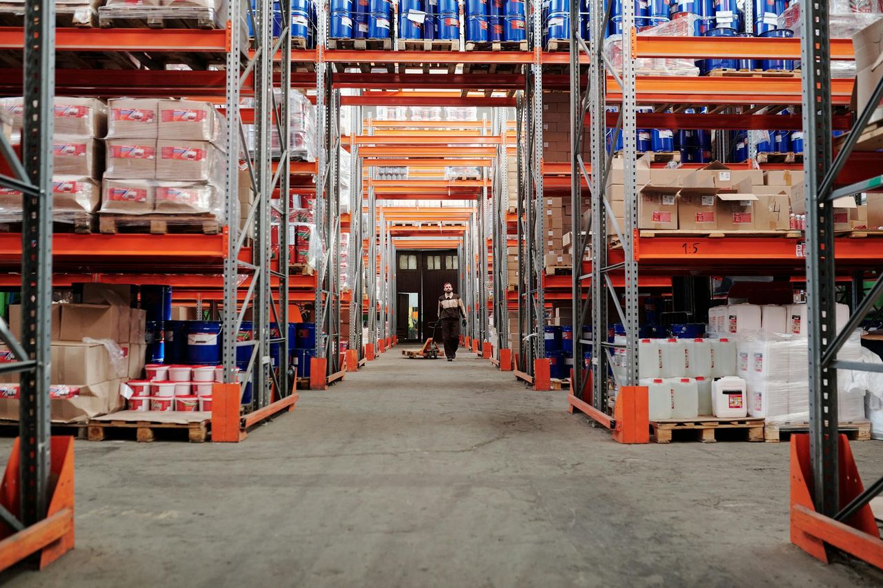Picking cart in a fulfilment warehouse aisle