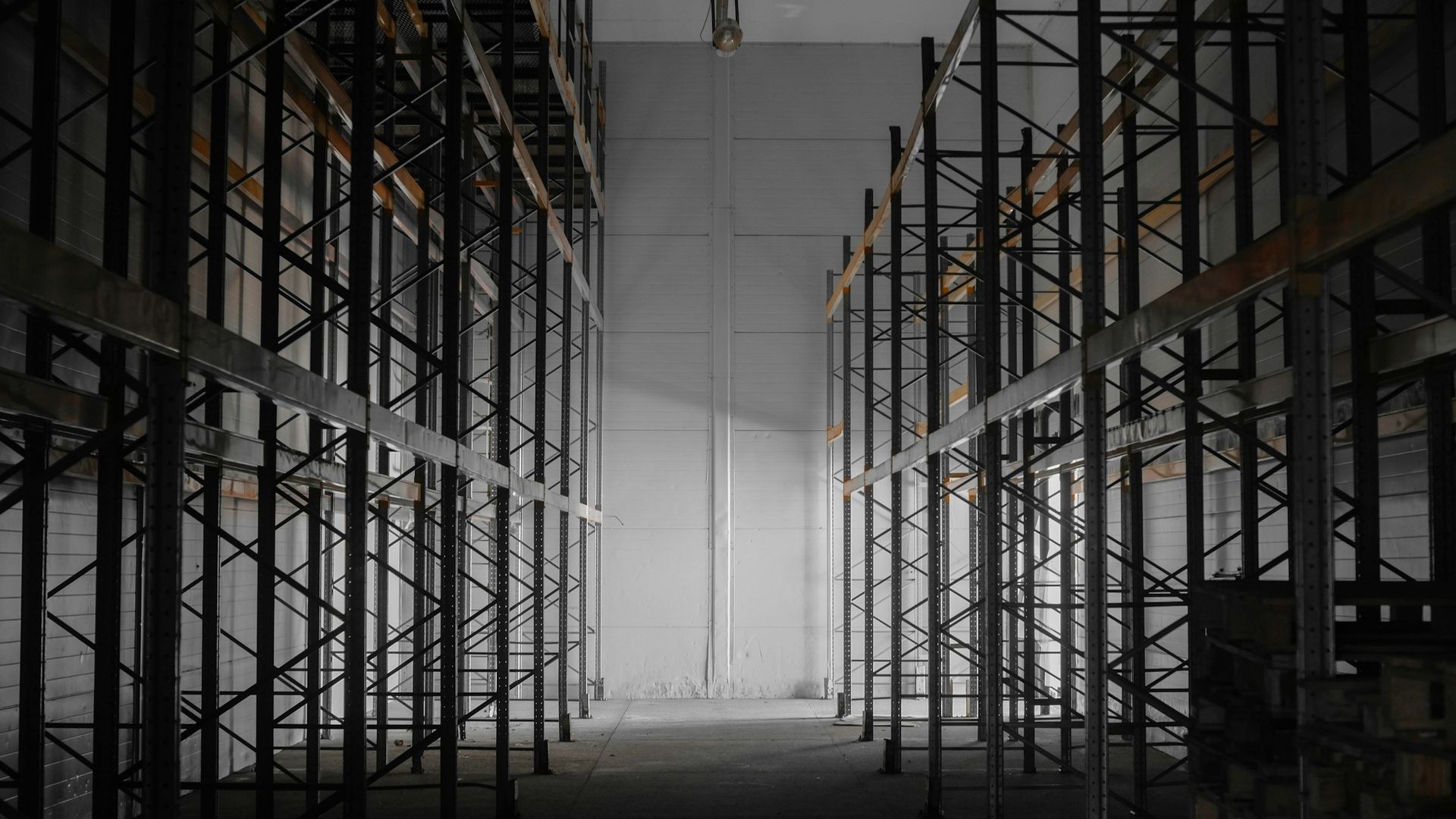 Drive-in pallet racking lane