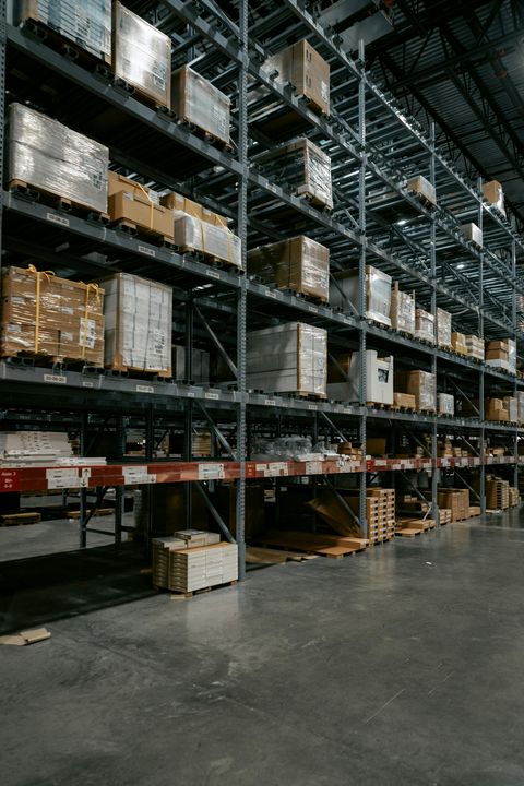 Pallet rack uprights anchored with footplates