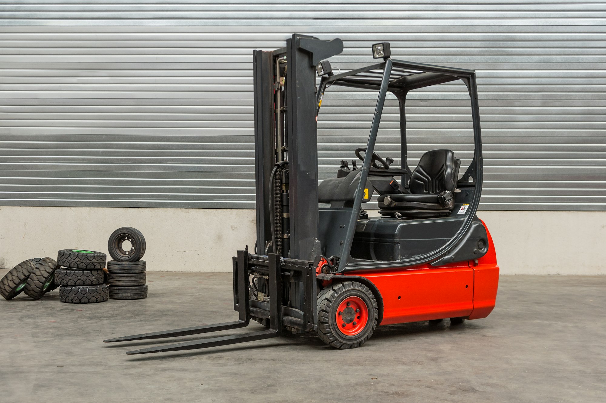 55121,Forklift machinery parked in warehouse